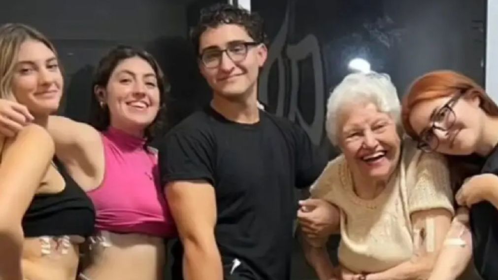 Tiene 91 años, se fue a tatuar con sus bisnietos y el increíble resultado se viralizó: "Creo que es la persona..."