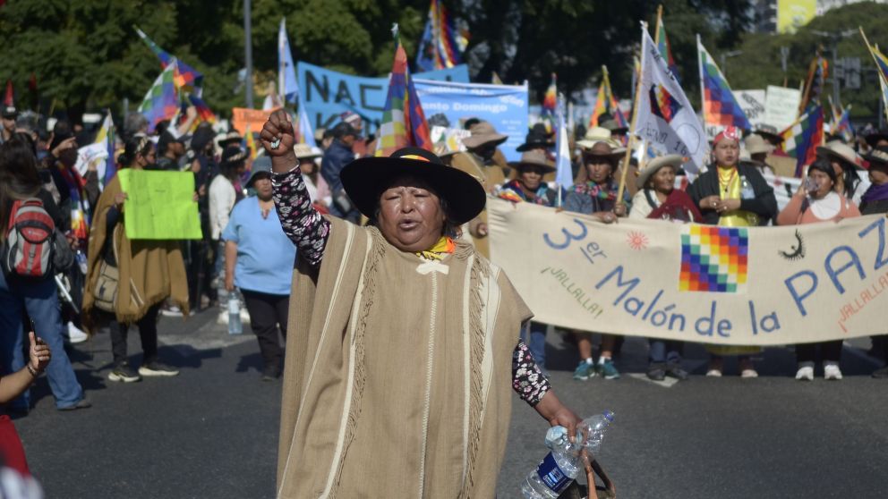 El arribo de los jujenos coincidió con el Día de la Pachamama, por lo que los manifestantes realizaron una ceremonia en homenaje a la "Madre Tierra" (Fernando Pérez Re/Crónica)