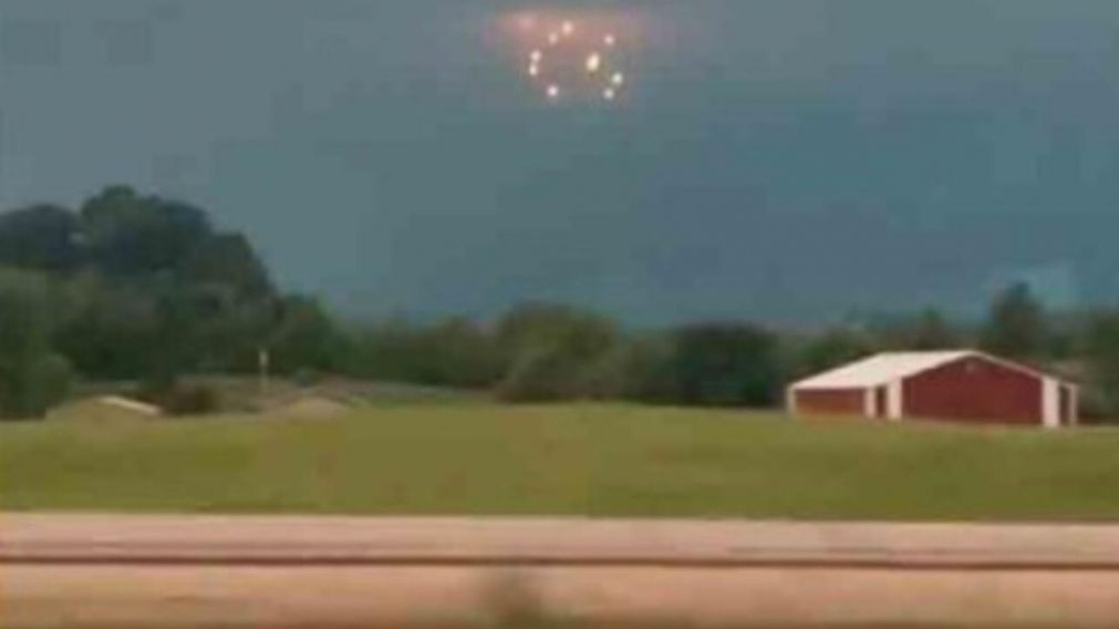 La estela de extrañas luces fue captada en Reino Unido (Captura de video).