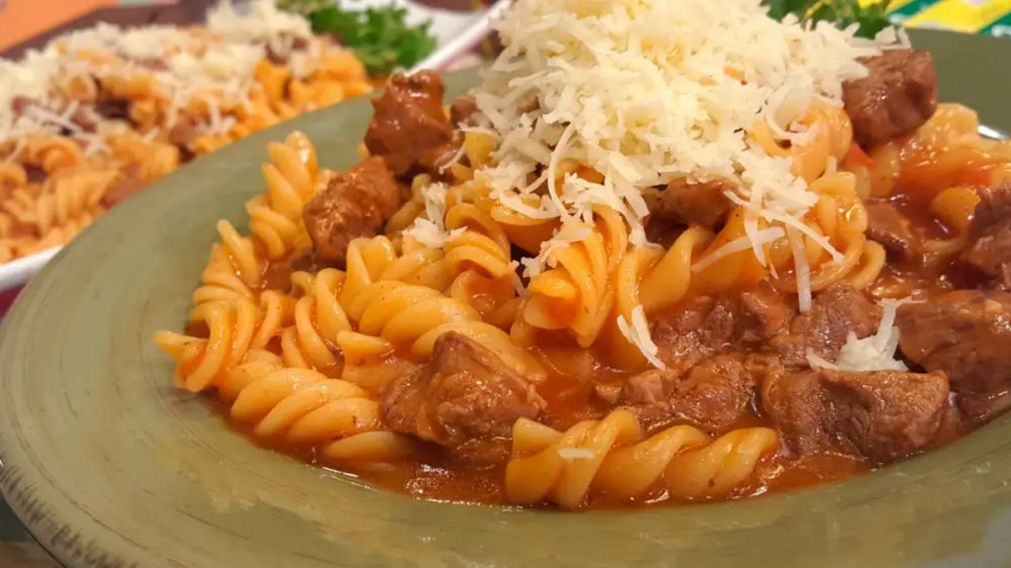 La receta para un increíble guiso con fideos.