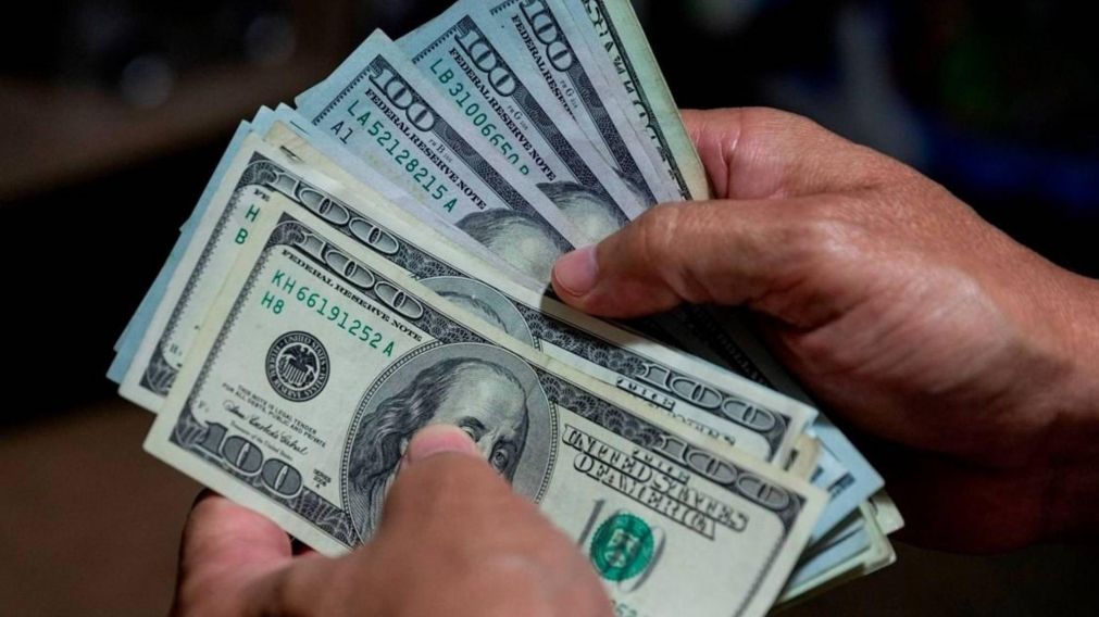 Dólar hoy: ¿A cuánto cotizan el oficial y el "blue"?