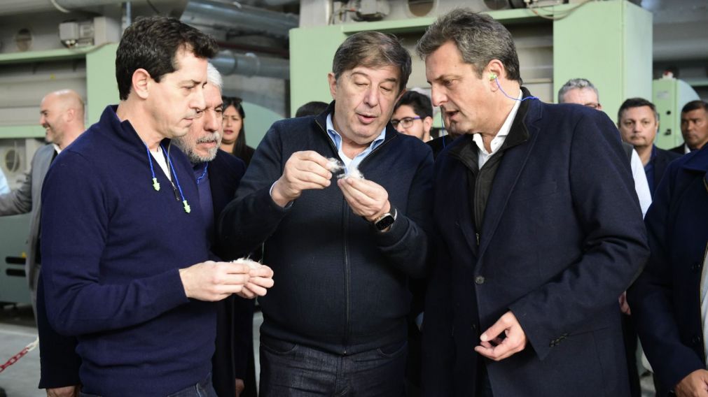 Sergio Massa, Raúl Jalil y Wado de Pedro, recorren una planta algodonera en el Parque Industrial El Pantanillo.