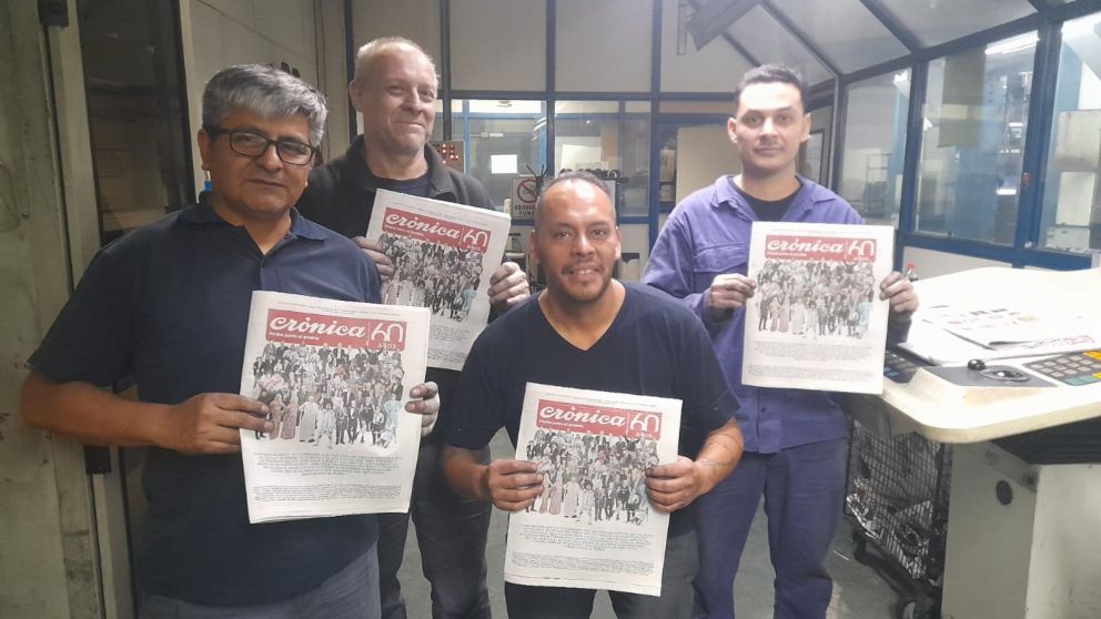 Así posan los empleados de la planta de impresión con la edición especial de los 60 años.