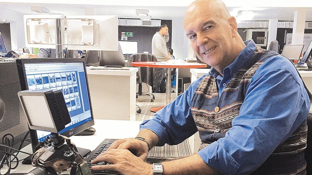 Carlos Ventura junto a su cámara.