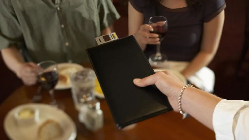Un ins�lito recargo de un restaurante en el ticket gener� pol�mica en las redes.