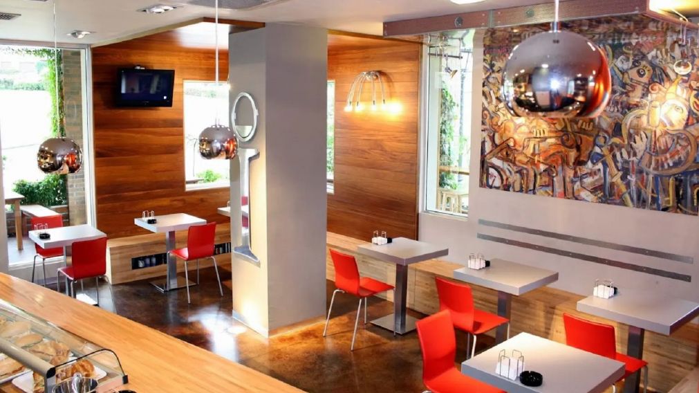 Tras recibir una mala reseña de un cliente por la demora en ser atendido, el dueño de un restaurante decidió responderle sin filtros (Imagen: ClicBar / Flipo Pegatina).