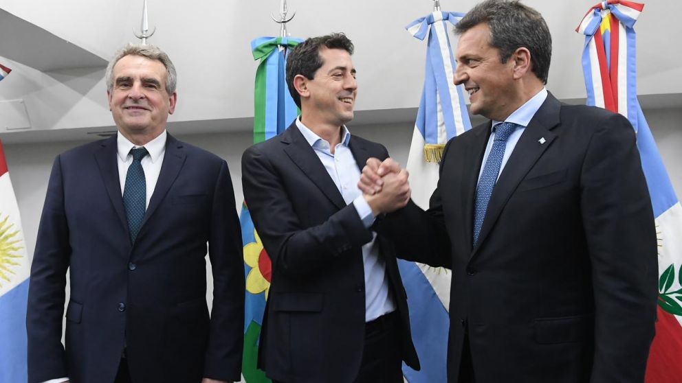 Sergio Massa, Agust�n Rossi y Wado de Pedro, camino a las urnas.