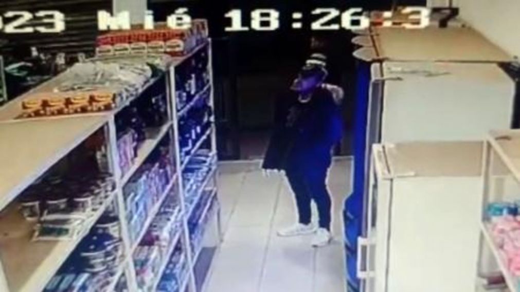 La cámara de seguridad registró el ataque.