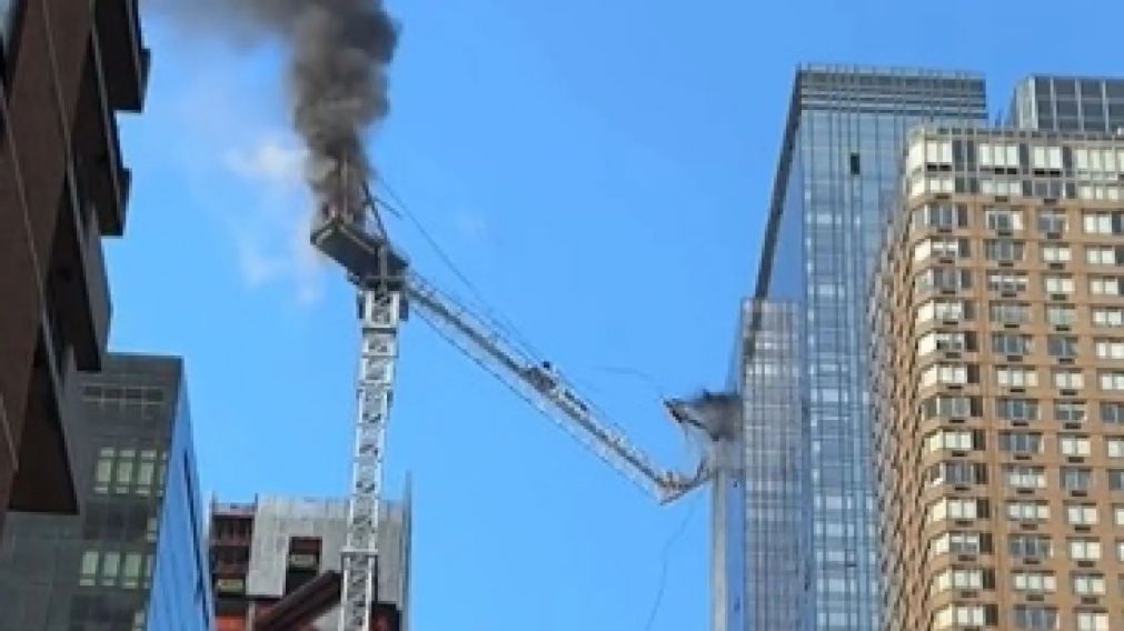 Una enorme grúa se incendió y se desplomó en pleno centro de Nueva York (Imagen captura vídeo).