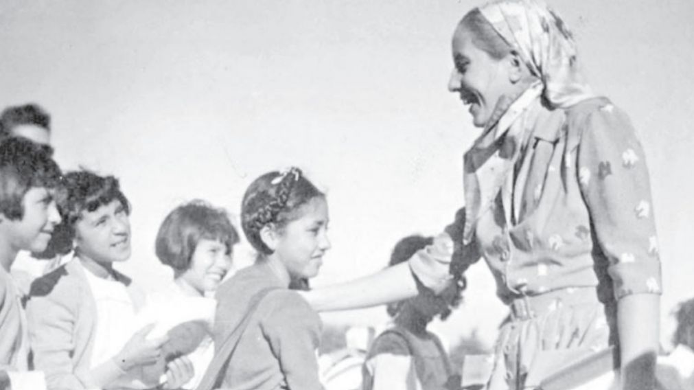 Evita, en un encuentro con niñas de un hogar de la Fundación que estaban de vacaciones.