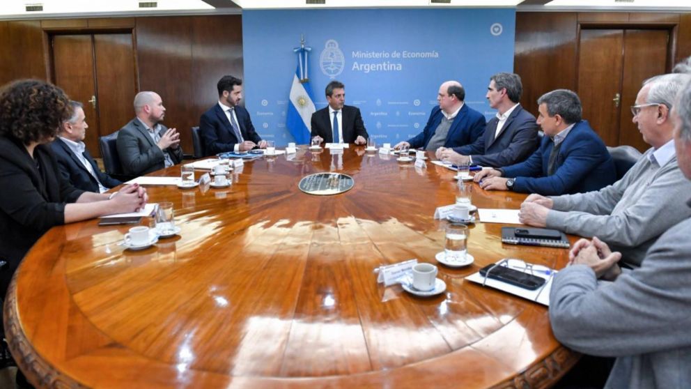 ¡Es oficial! Sergio Massa anunció la implementación del programa "Precios Justos" para pasajes de avión.