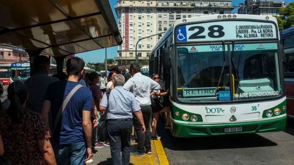 El boleto para viajar en colectivo tendrá una suba del 5,8% en agosto.