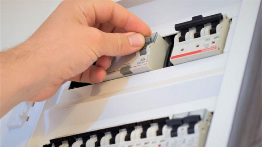 Un electricista explicó lo necesario que es tener un disyuntor en el domicilio.