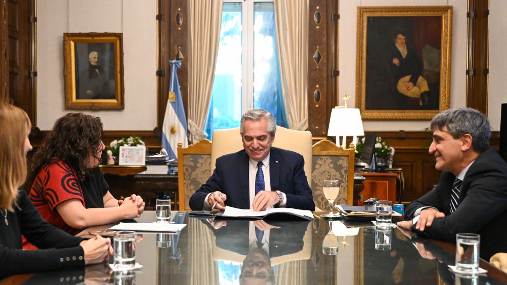 Alberto Fernández firmó el decreto reglamentario de la Ley de Prevención y Control de la Resistencia a los Antimicrobianos,