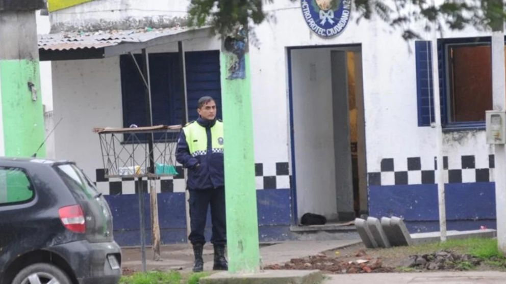 Un hombre entró armado a una comisaría y obligó a un policía a liberar a un detenido (Imagen Contexto Tucumán).