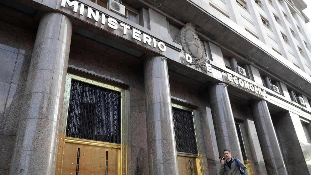 Se encarecerán las importaciones y habrá un "dólar agro" a 340 pesos.