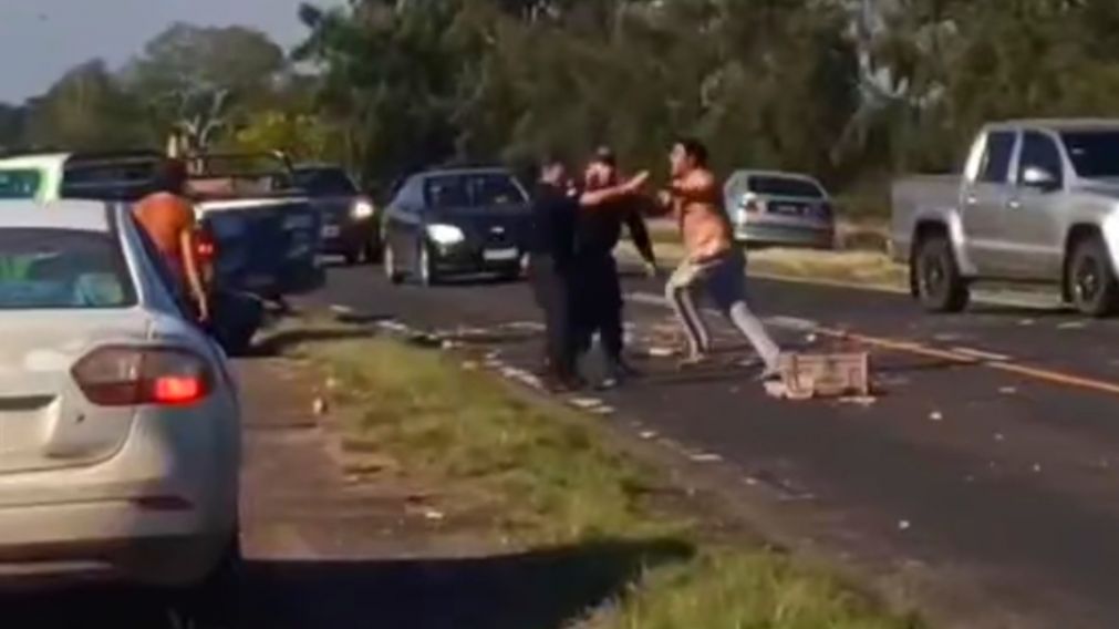 El violento se abalanzó sobre las autoridades policiales (captura de video).