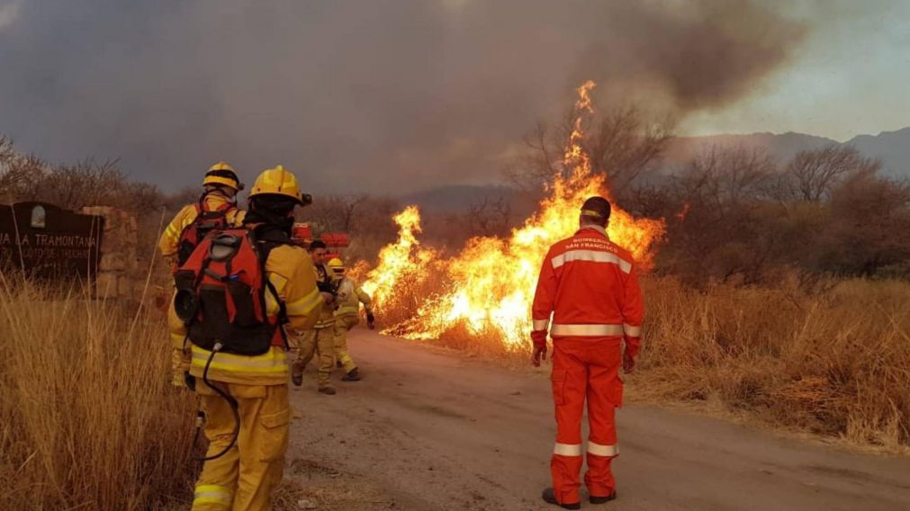 Así bomberos combaten incendio forestal en el Cerro Uritorco de Córdoba.