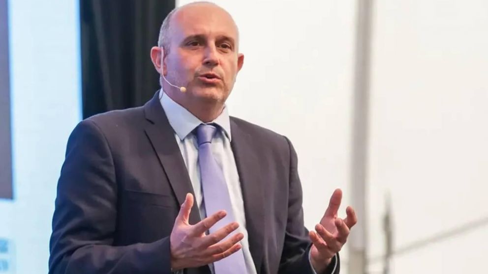 El vocero de Unión por la Patria destacó "la valentía y astucia" de Sergio Massa para "no entrar en default".