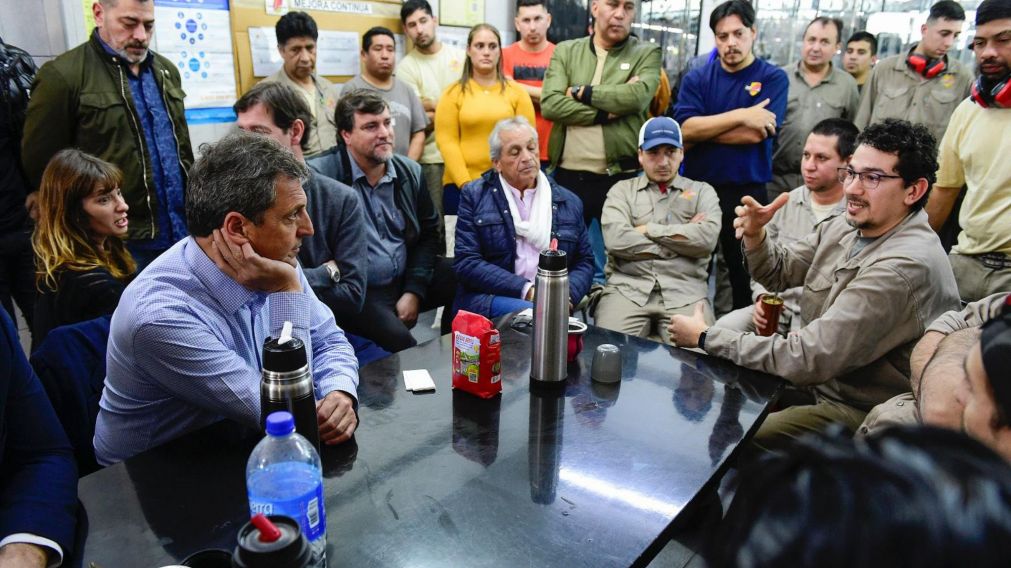 El ministro Sergio Massa en un encuentro con trabajadores.