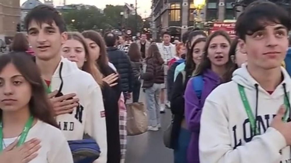 Los estudiantes argentinos emocionaron a todos en TikTok tras cantar a metros del Big Ben, en Londres, el Himno de Malvinas.