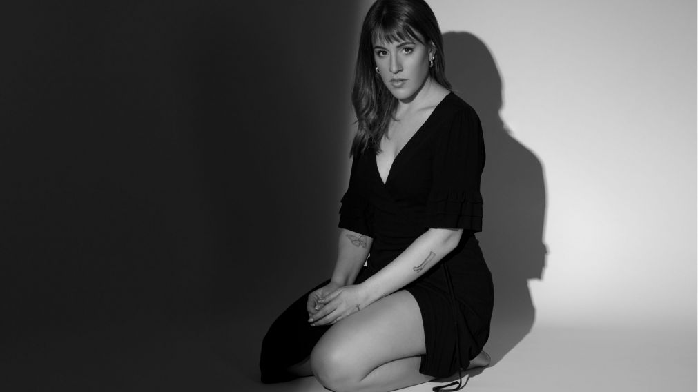 Laura Esquivel lanza su proyecto musical con “Refugio”.