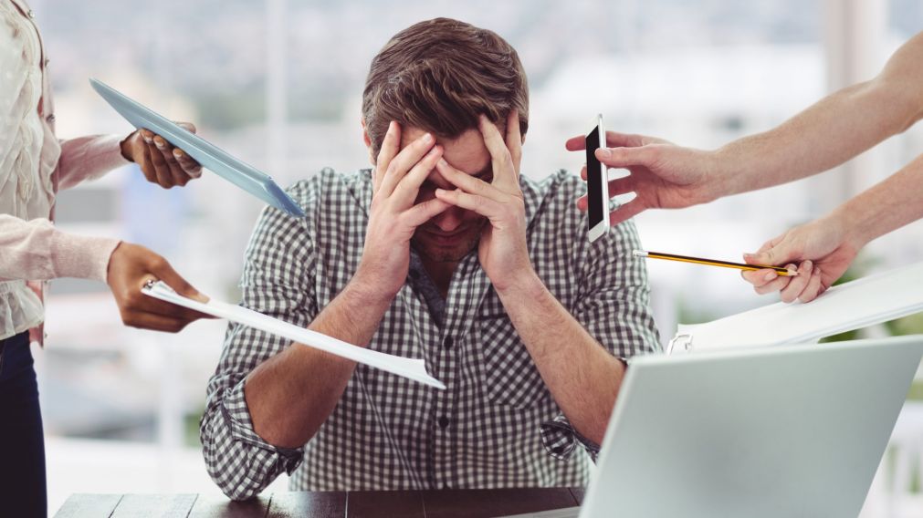 Preocupante: menos de la mitad de los argentinos dice sentirse feliz y crece el agotamiento laboral