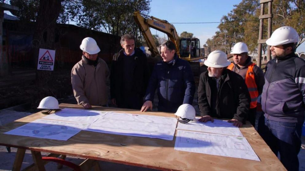 Fernando Gray y Gabriel Katopodis supervisaron el avance de la obra de pavimentación de la Avenida Ingeniero Huergo.