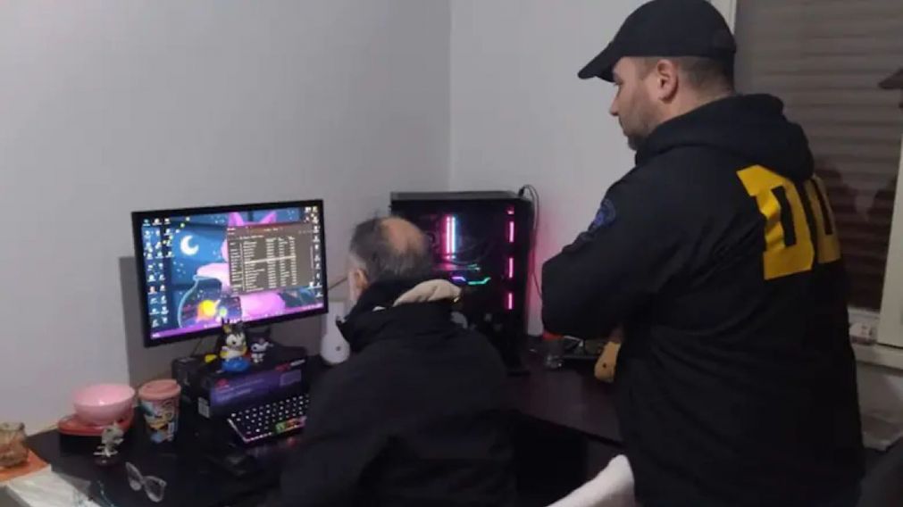 La policía trabajando en uno de los allanamientos.