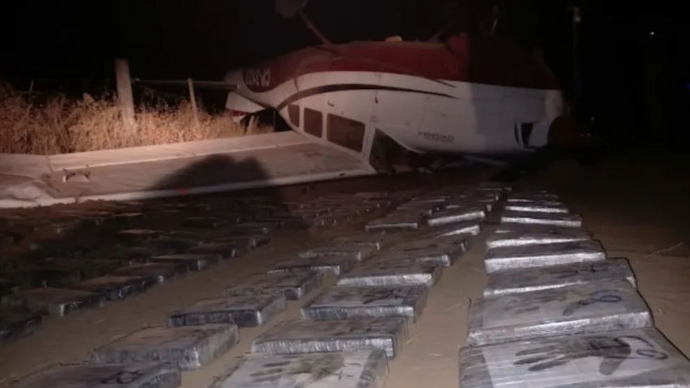 La avioneta estrellada en un campo con la droga secuestrada por la polic�a.