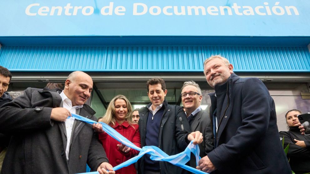 "Wado" de Pedro, junto al gobernador, Juan Manzur; y el director del Renaper, Santiago Rodríguez.