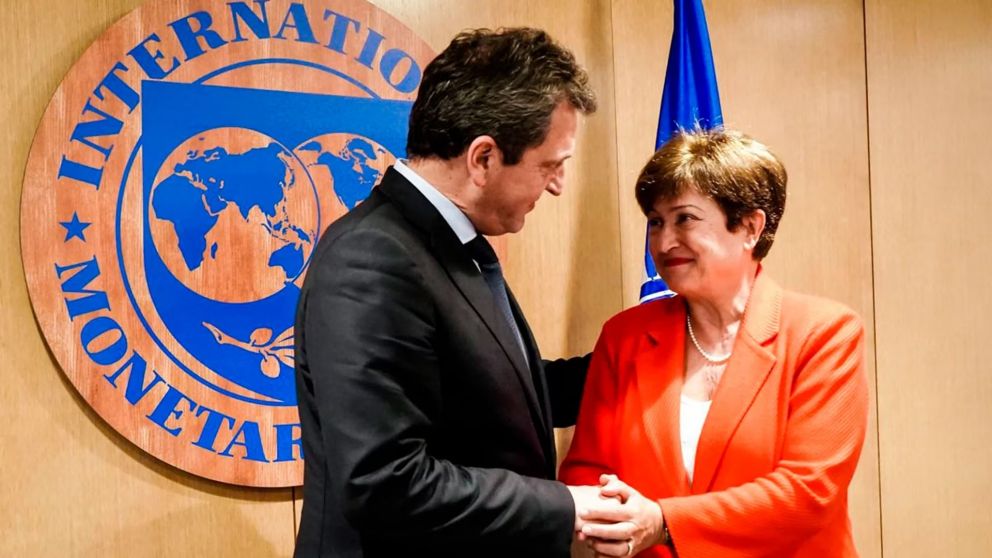 Sergio Massa y la titular del FMI, Kristalina Georgieva, durante una reunión mantenida tiempo atrás.