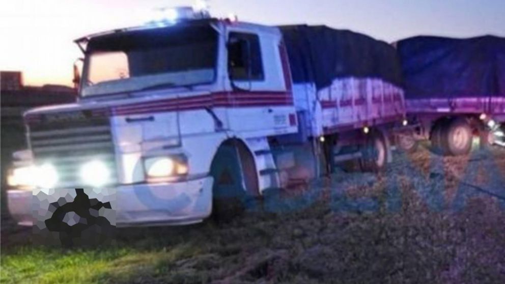 El camión hizo una mala maniobra e impactó con el auto en el que iban la mamá y la hermana Elías Gómez (Cadena 3)