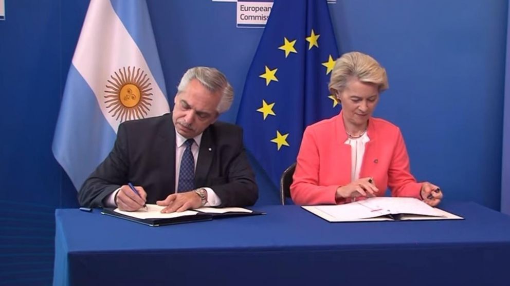 Alberto Fernández y Ursula von der Leyen firmaron un convenio este lunes (Captura de pantalla).