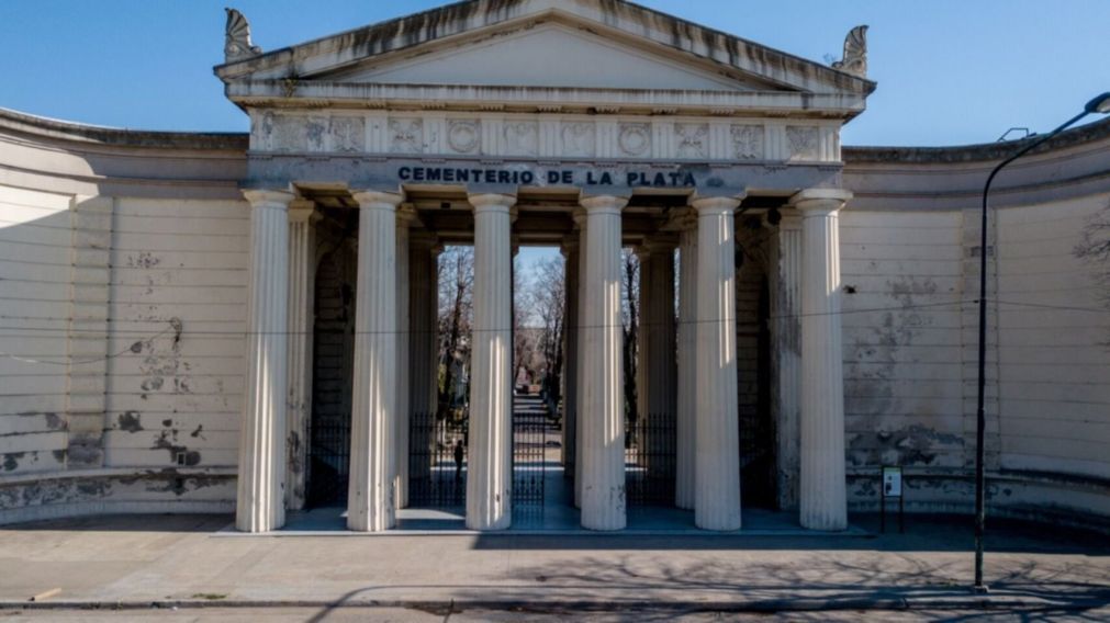 Una mujer fue a visitar la tumba de sus papás al cementerio y descubrió algo que la descolocó (Imagen 0221).