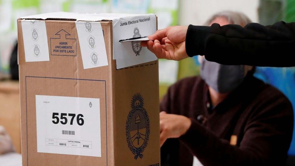 Primeros cómputos dan ventaja a Pullaro en Unidos y a Lewandoski en el peronismo.