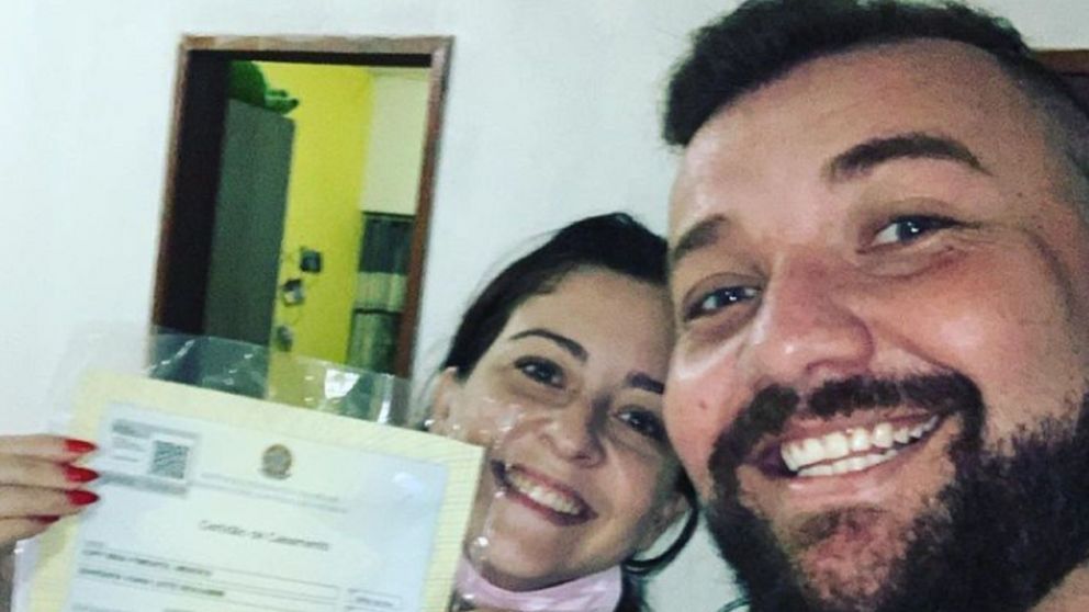 Tras casi una década de casados, una pareja se divorció y armaron una fiesta que es viral.