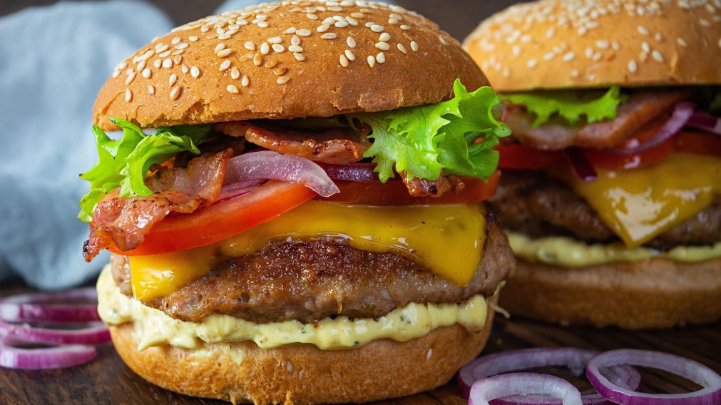 Mirá cómo hacer unas exquisitas hamburguesas a la parrilla, ideales para sorprender a tus seres queridos.