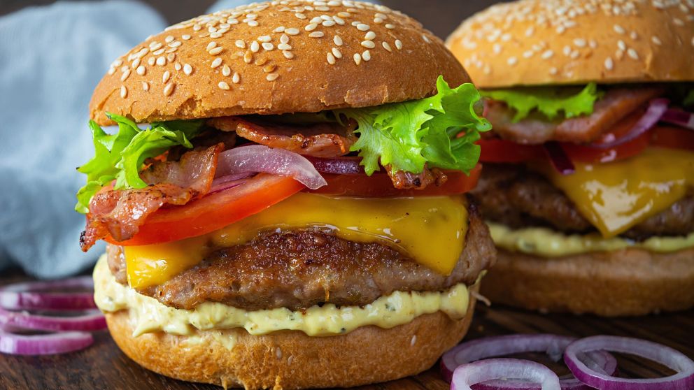 Mir� c�mo hacer unas exquisitas hamburguesas a la parrilla, ideales para sorprender a tus seres queridos.