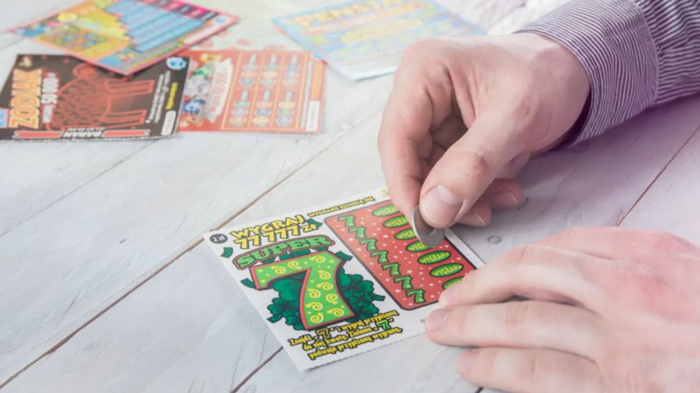 Ganó una escandalosa suma en la lotería y contó su secreto para volverse millonario: “Nunca falla”