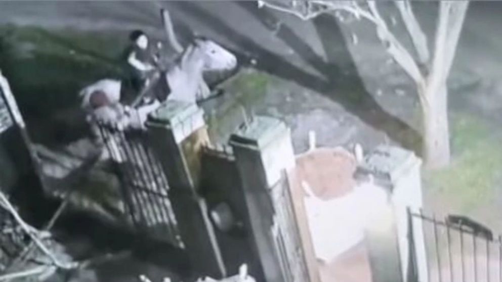 La fuga a caballo de los delincuentes.