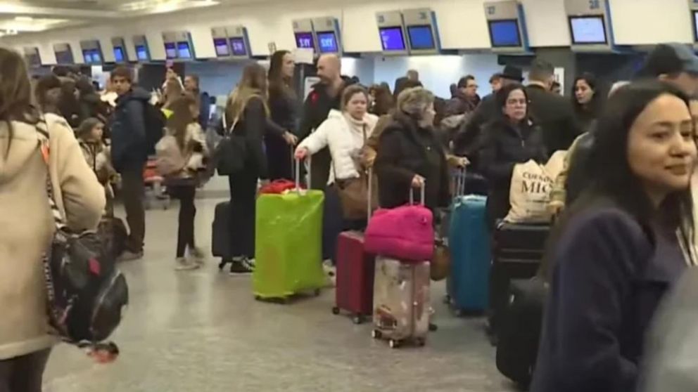 Un numeroso grupo de personas reclaman en el hall de aeroparque (Twitter).