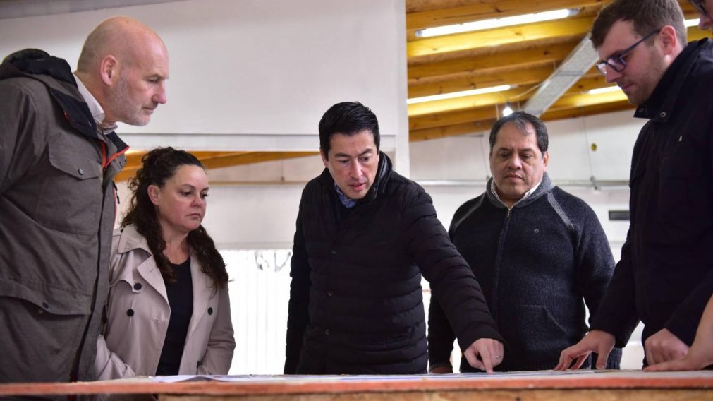Leo Nardini visit� la obra del futuro CDI de Grand Bourg.