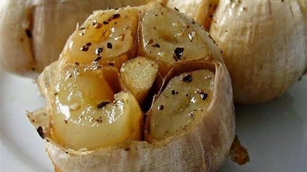 Para acompañar el asado: espectacular receta de ajo a la parrilla, paso a paso