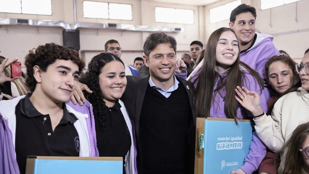 En uno de los spots, el mandatario provincial subraya que para su gestión "la educación pública es prioridad desde el primer día".
