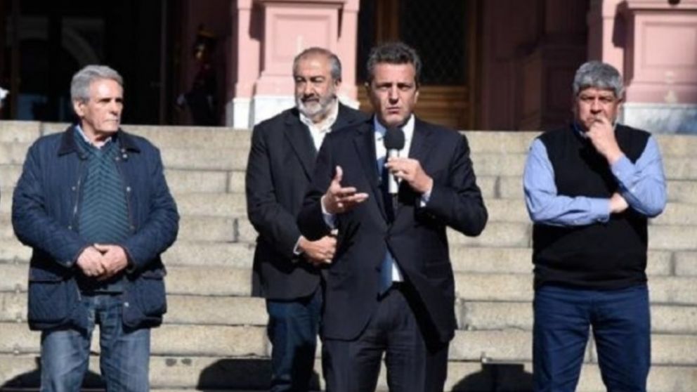 Carlos Acuña, Héctor Daer y Pablo Moyano en un acto junto a Sergio Massa.