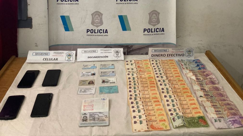 Los elementos incautados en poder de los sospechosos.