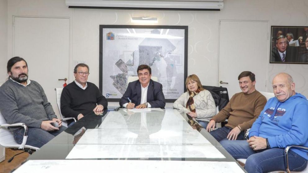Fernando Espinoza, durante el encuentro con las autoridades del Sindicato de Trabajadores Municipales de La Matanza (STMLM).