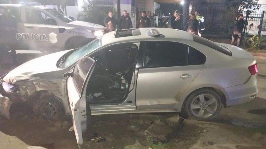 Feroz persecución en José C. Paz: tenía pedido de captura por homicidio, chocó un patrullero, quiso escapar a los tiros y lo detuvieron.