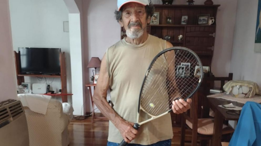 Cristóforo Jesús Paz tiene 93 años y una pasión única por el tenis.